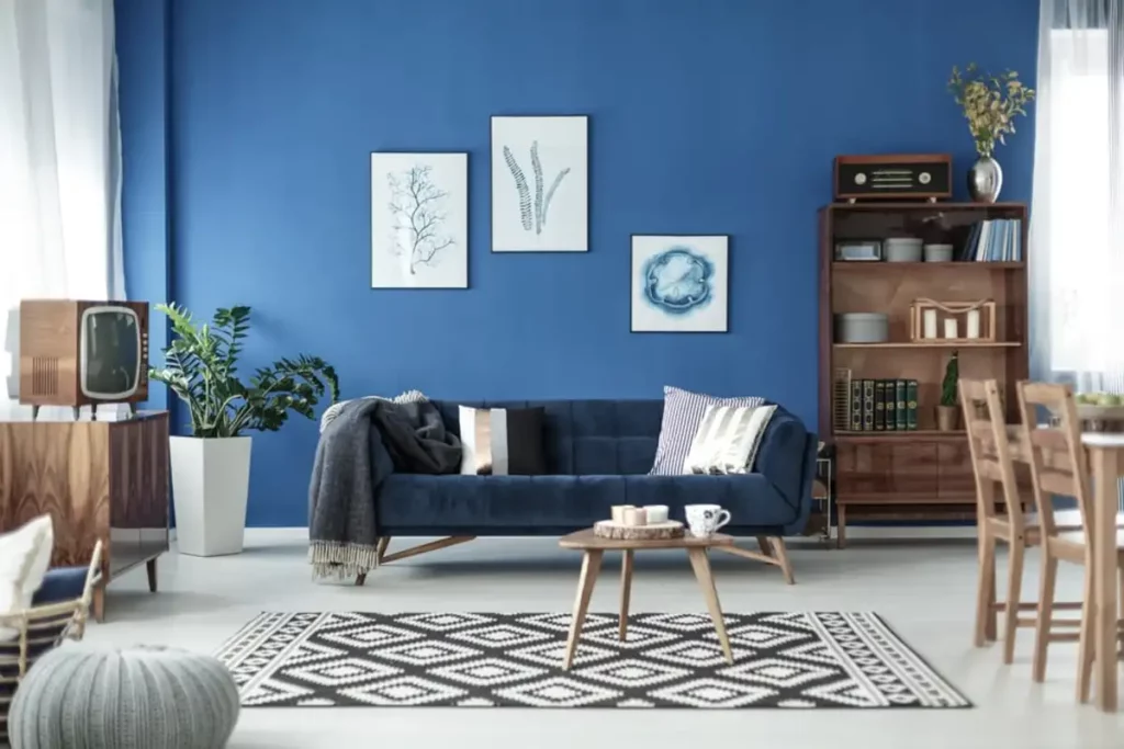 Sala decorada com cor azul na parede e no sofá