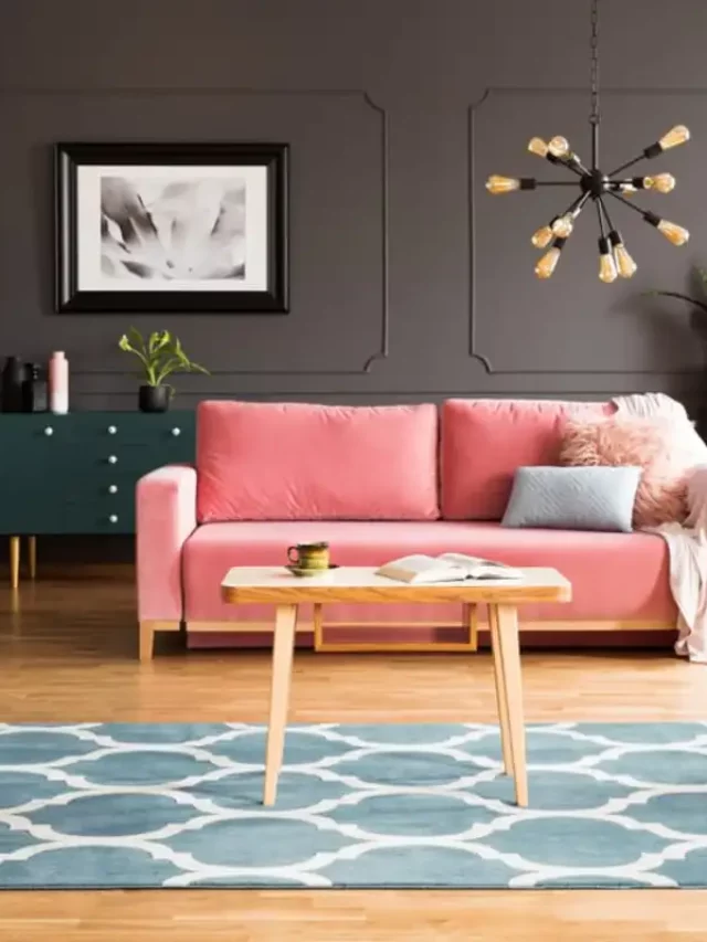 Sofá rosa e parede cinza escuro, ótima combinação de cores para sala