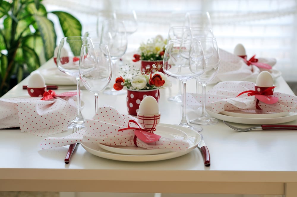 Decoração de mesa de páscoa vermelha e branca