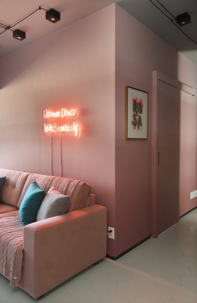 sala circulação corredor neon rosa arejado ventilado