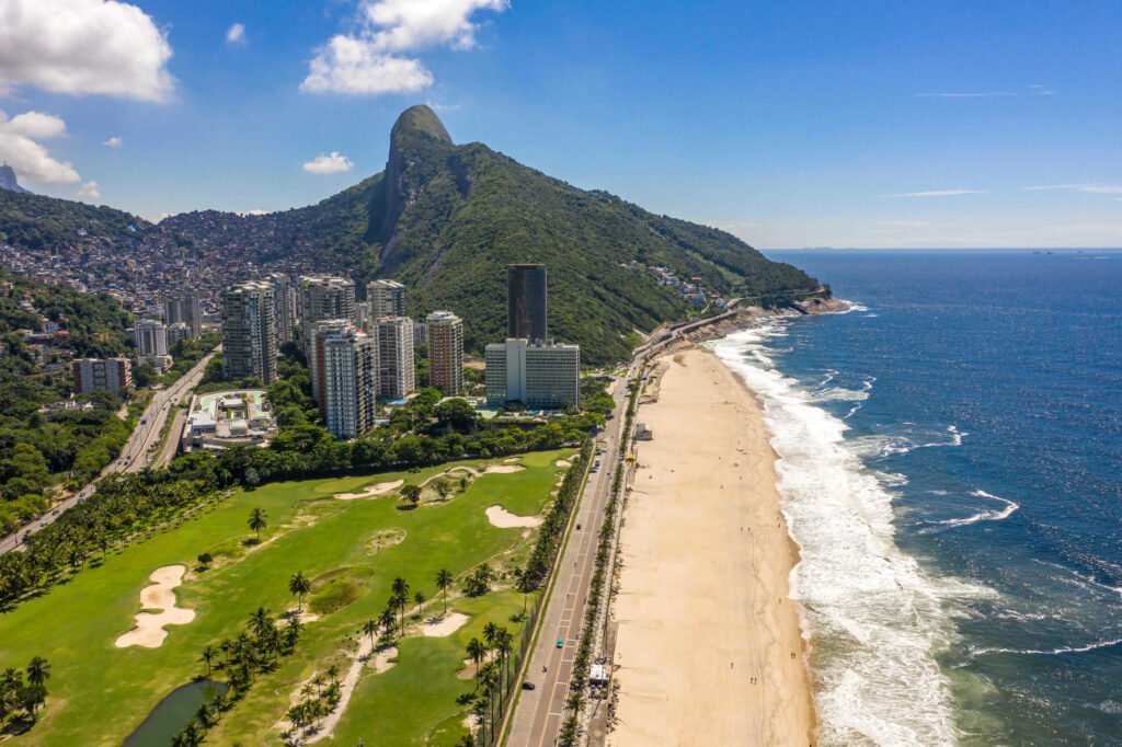 Imagem aérea do bairro de São conrado, com vista da praia e de um campo de golfe (foto: Shutterstock)