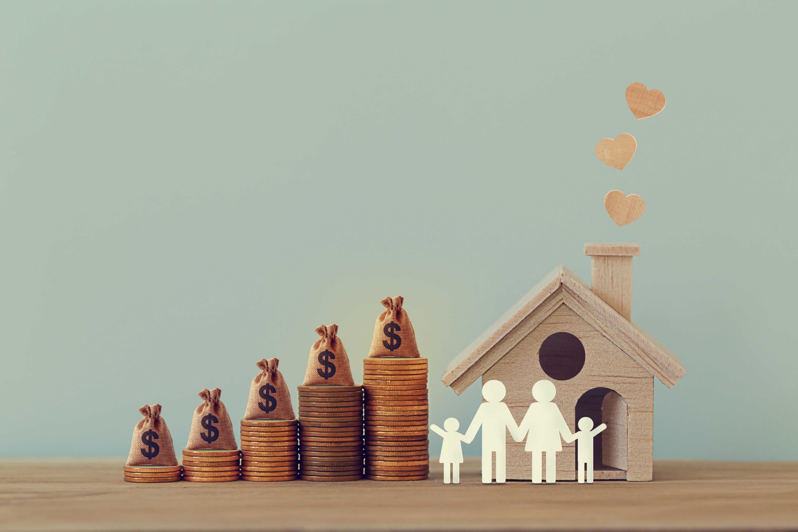 ilustração de família em frente a uma casa de madeira com moedas empilhadas em volta