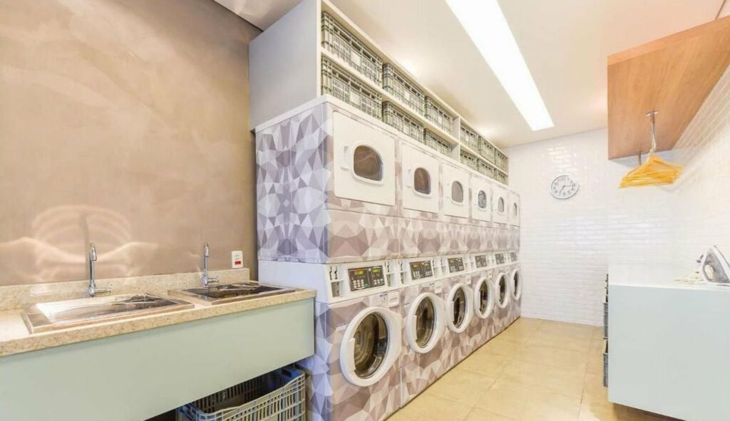 Prédios oferecem serviços ao morador como lavanderia no espaço coletivo.