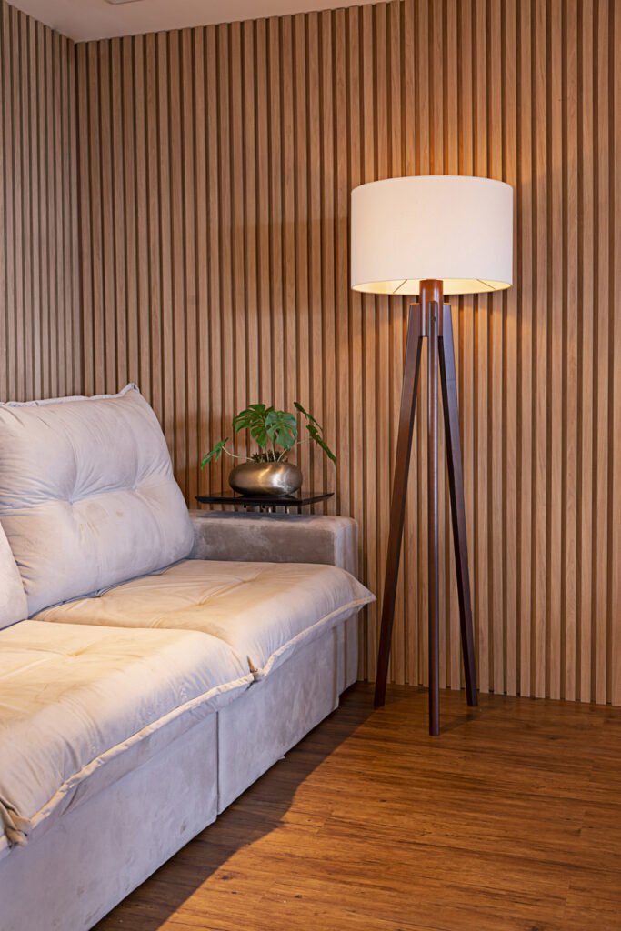 luminaria piso madeira sofa parede ripas iluminação