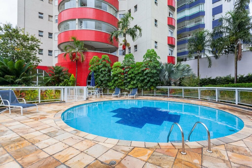 Condomínio com piscina redonda, em São Paulo, para uso dos moradores