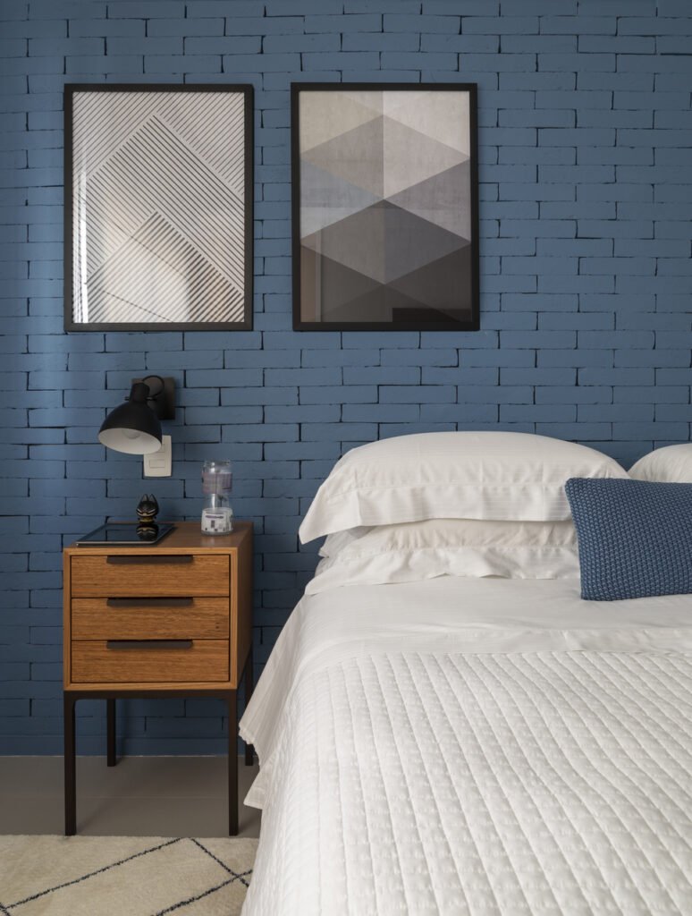 quarto parede tijolinho azul quadro cama colcha branca