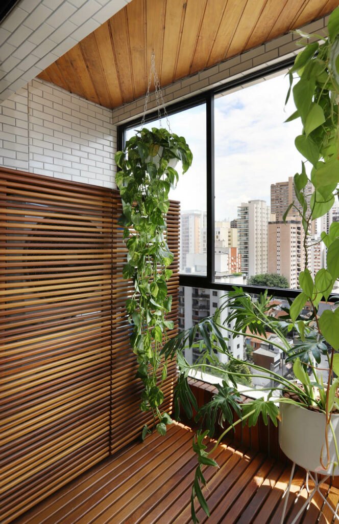varanda deque madeira parede ripas plantas jardim