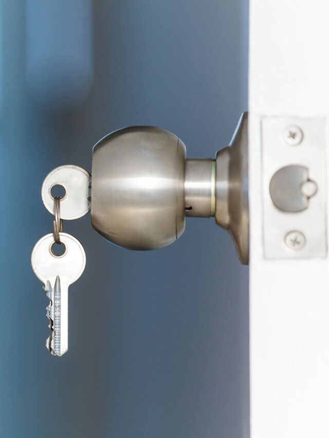 o que é a matrícula de um imóvel - chave pendurada em uma fechadura - foto: Shutterstock