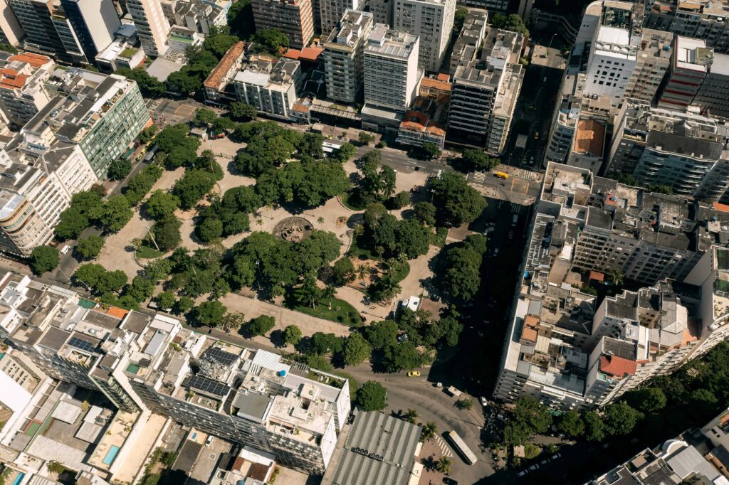 Vista aérea da Praça General Osório, em Ipanema, um dos bairros mais valorizados do Rio. Foto: Shutterstock