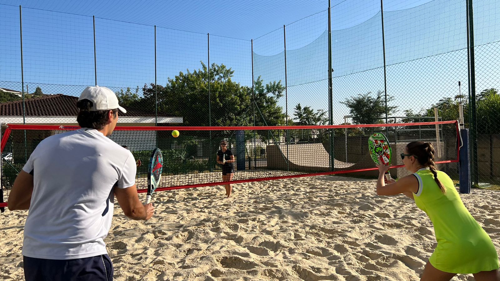 Quando trocar o lado da quadra no jogo de beach tennis 