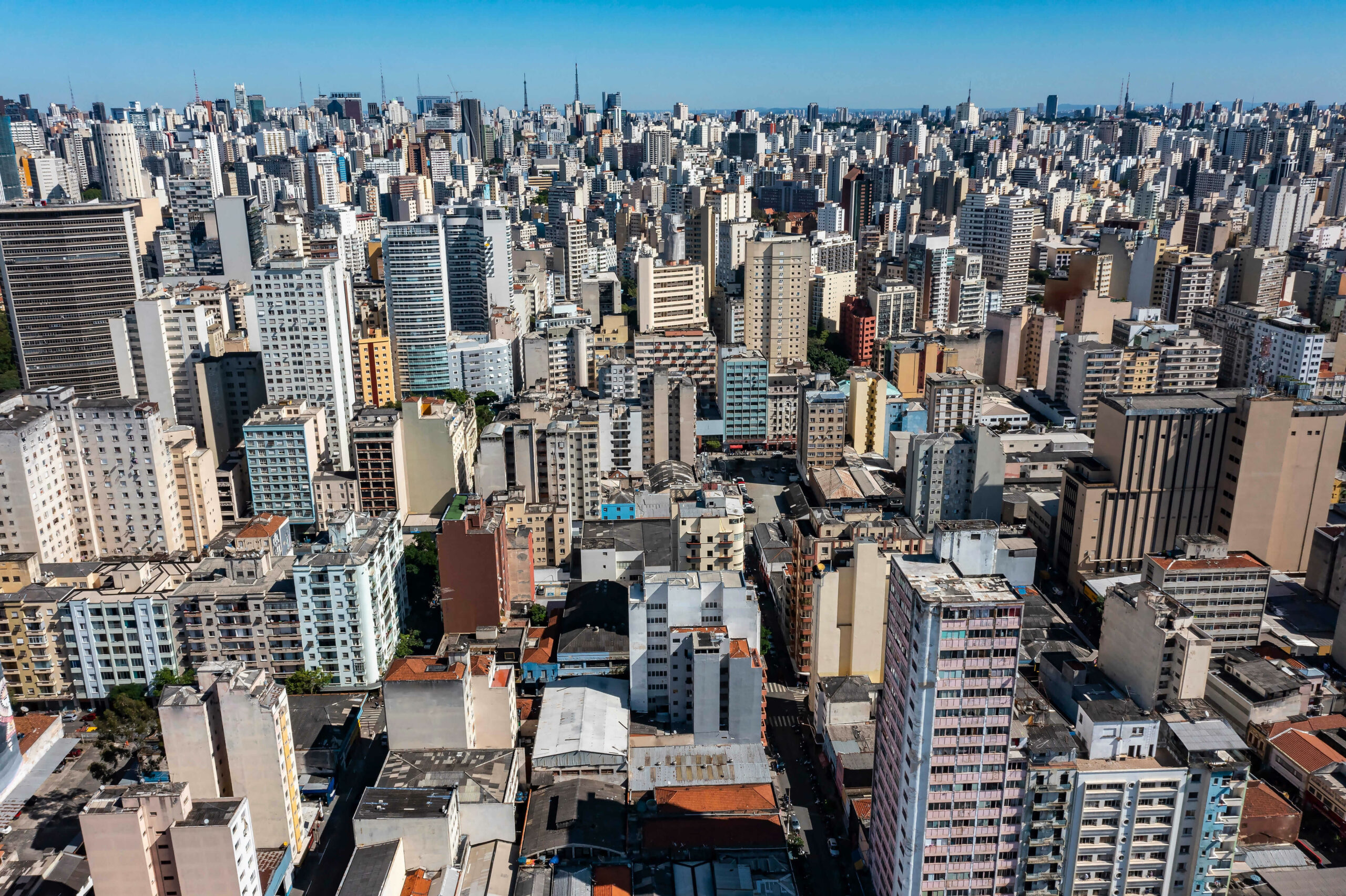 Vista aérea de São Paulo tomada por prédios altos