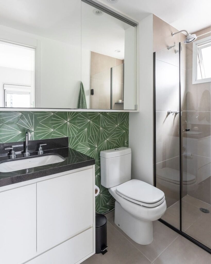 O ladrilho verde trouxe charme para o banheiro, usado apenas em uma das paredes. Projeto e foto: Letícia de Nóbrega Arquitetura