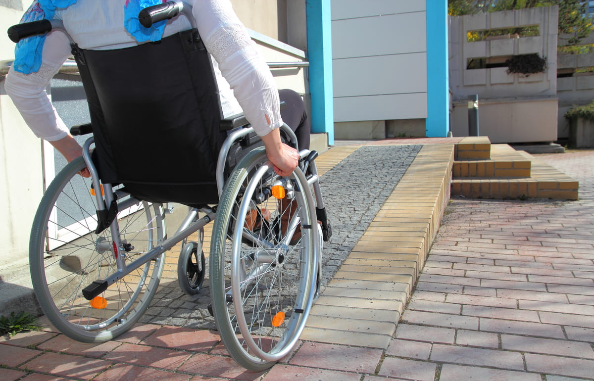 acessibilidade-arquitetonica-cadeira-de-rodas-rampa-casa-adaptada-shutterstock