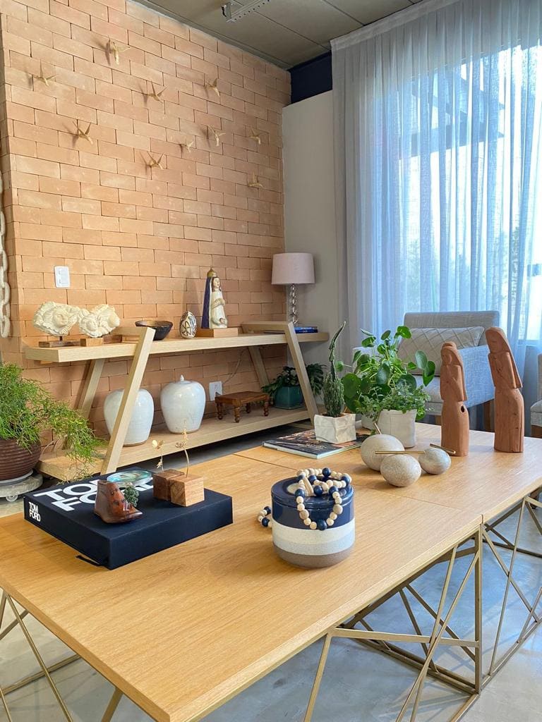 Peças artesanais em madeira e pedras complementam o visual Japandi.