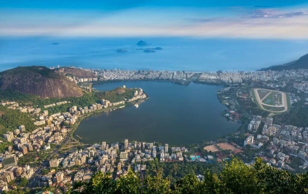 Vista aérea da Lagoa Rodrigo de Freitas, um dos bairros nobres do RJ