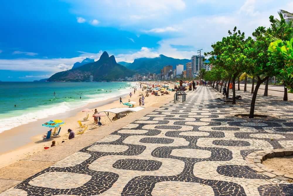 Calçadão da famosa praia de Ipanema, bairro nobre do Rio