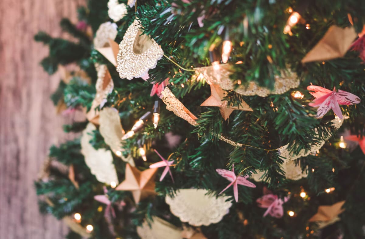 Como montar uma árvore de Natal com enfeites em preto e branco - Casa e  Jardim