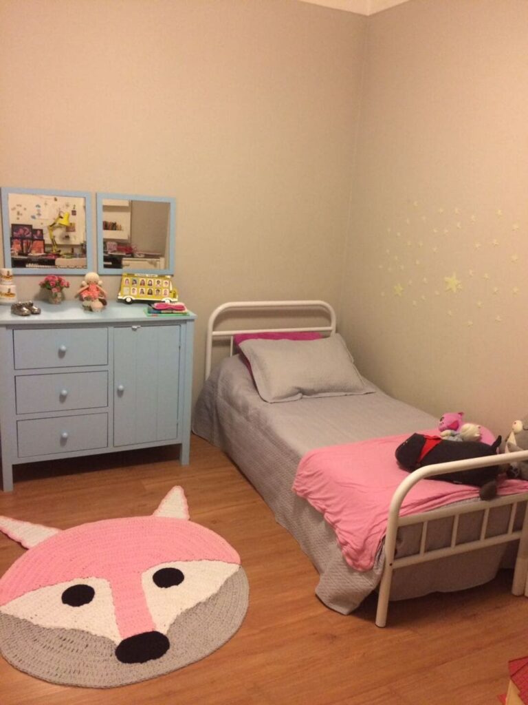 Tapete de crochê para quarto infantil com desenho de raposa em rosa, cinza e branco