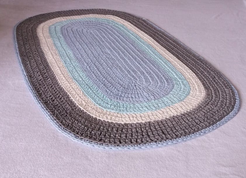 Tapete de crochê oval, tradicional ponto médio, nas cores cinza, rosa e azul claro e escuro
