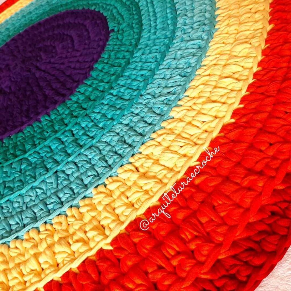 Tapete de crochê de cores vibrantes, vermelho, amarelo, azul, verde e roxo, redondo e de ponto grosso