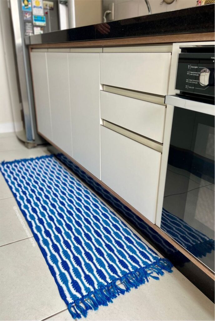 Tapete de crochê tipo passadeira, para cozinha, trabalhado com fios em dois tons de azul com fundo branco