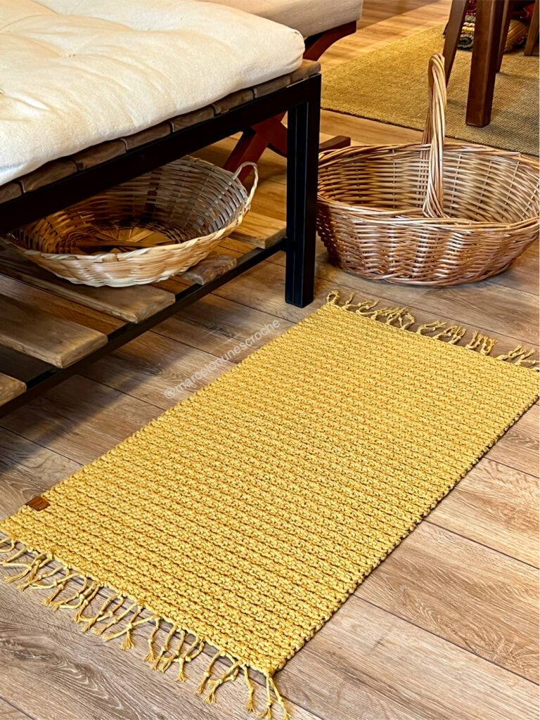 Tapete de crochê amarelo, simples, pode ser usado em diferentes ambientes
