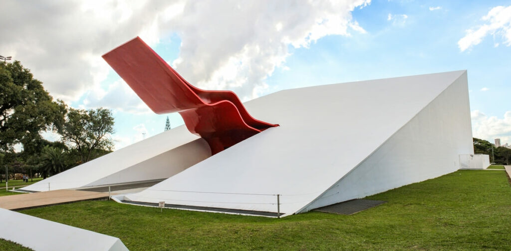 Prédio do Auditório Ibirapuera, projetado por Oscar Niemeyer e com escultura de Tomie Ohtake