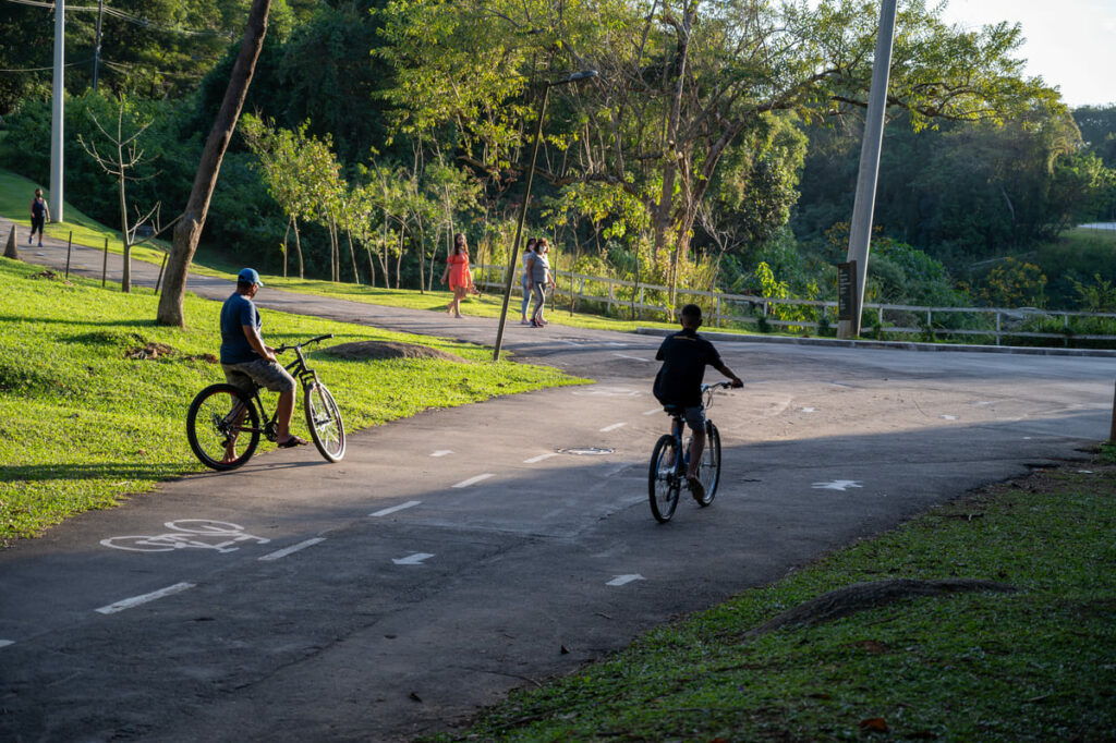 Pessoas andam de bicicleta no parque Horto Florestal