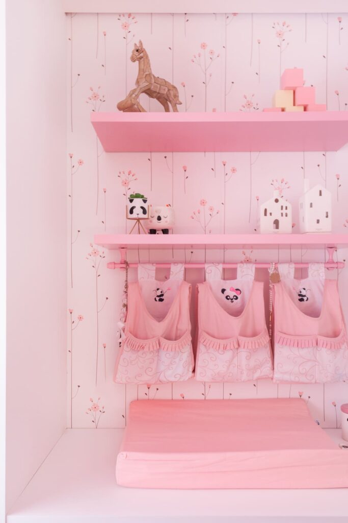 Quarto de bebê com parede, acessórios, decoração e marcenaria em rosa