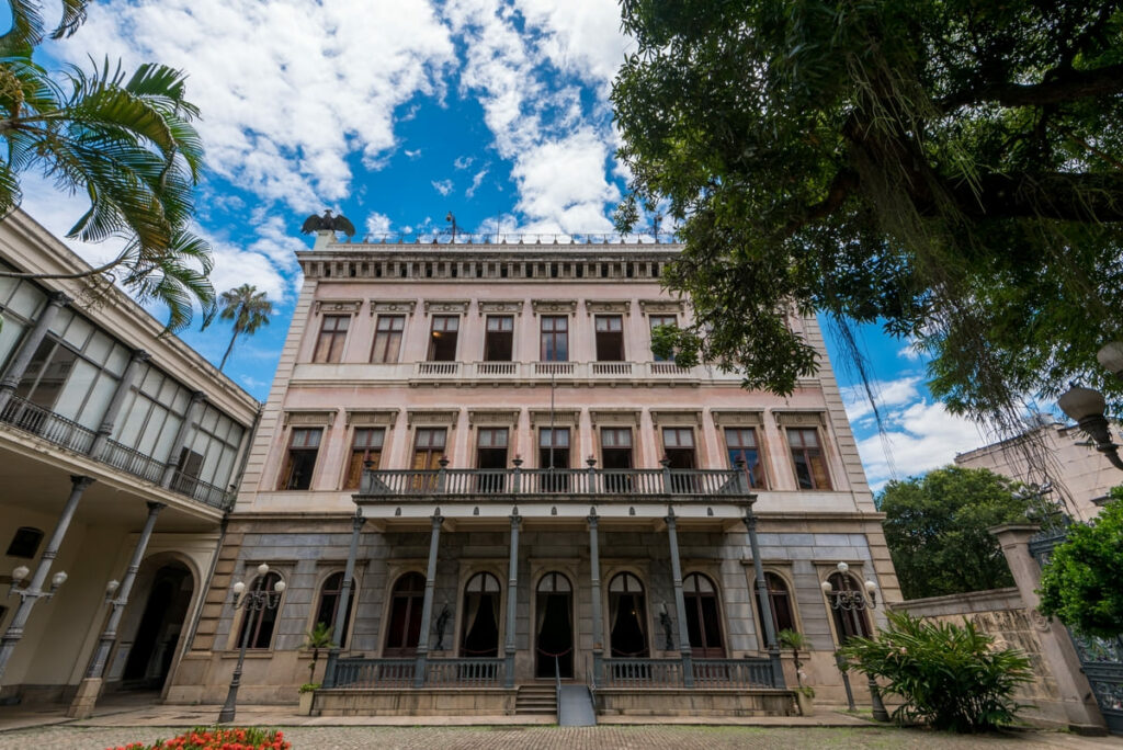 Frente do Palácio do Catete foi a sede do Governo Federal até 1960 e que hoje abriga o Museu da República