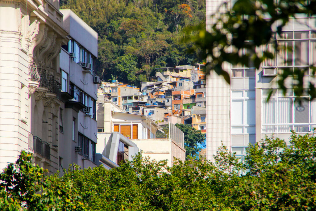Imagem da favela Tavares Bastos, no Catete, entre dois prédios