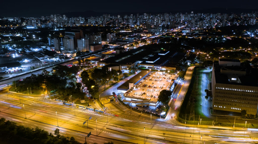 Vista aérea noturna do Terminal Rodoviário do Tietê e zonas próximas da Vila Guilherme