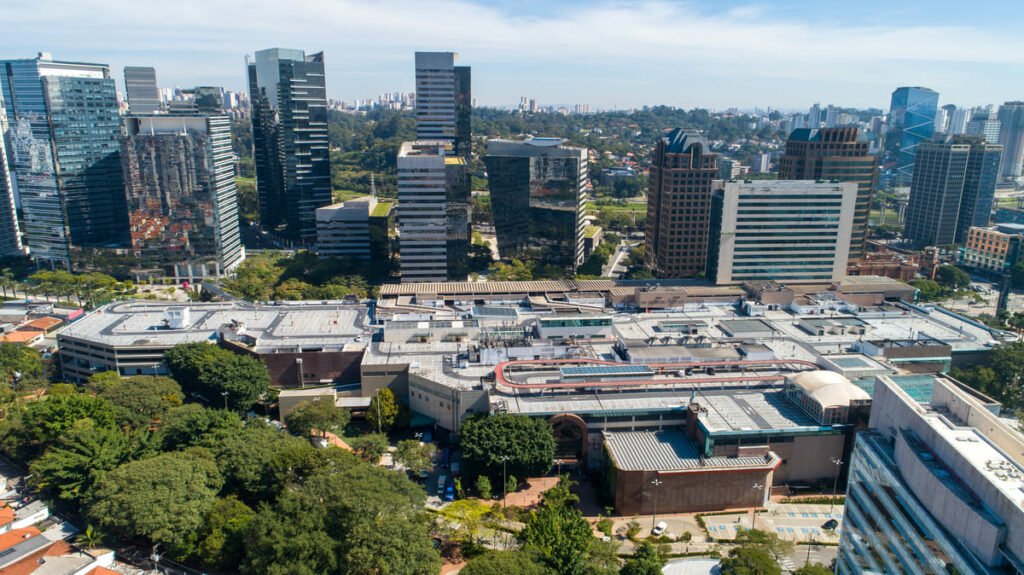 Vista aérea do Morumbi Shopping, um dos maiores centros comerciais da cidade e um dos mais próximos à Estação Brooklin do metrô

