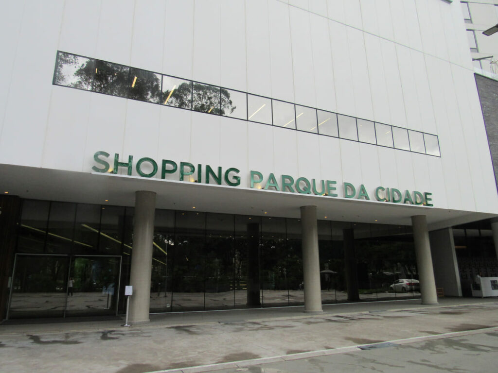 Fachada do Shopping Parque da Cidade, toda em branco e com nome da lateral
