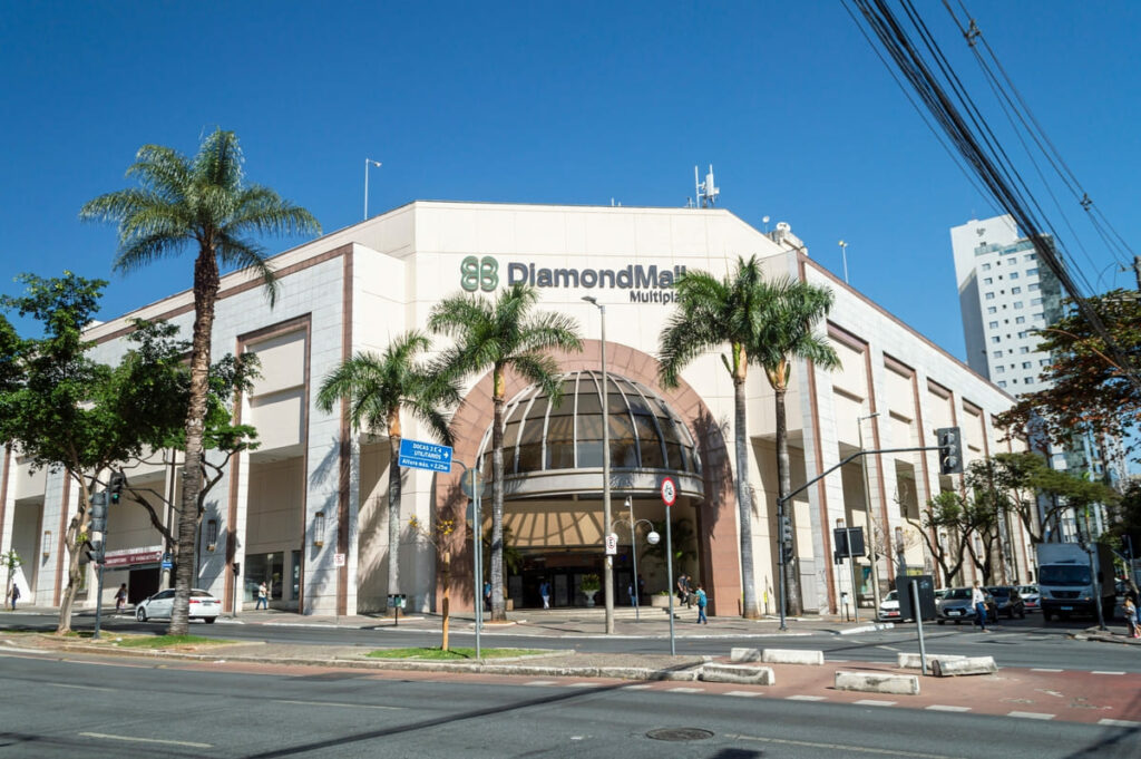Imagem externa e parte da rua em frente ao Diamond Mall, em Lourdes, um dos mais importantes centros de compras da região