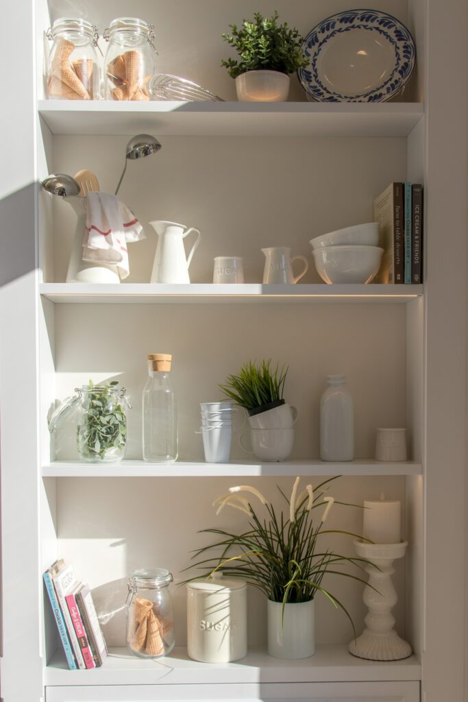Apostar em prateleiras contribui para dispor itens decorativos e utensílios na cozinha pequena. Crédito da foto: Unsplash