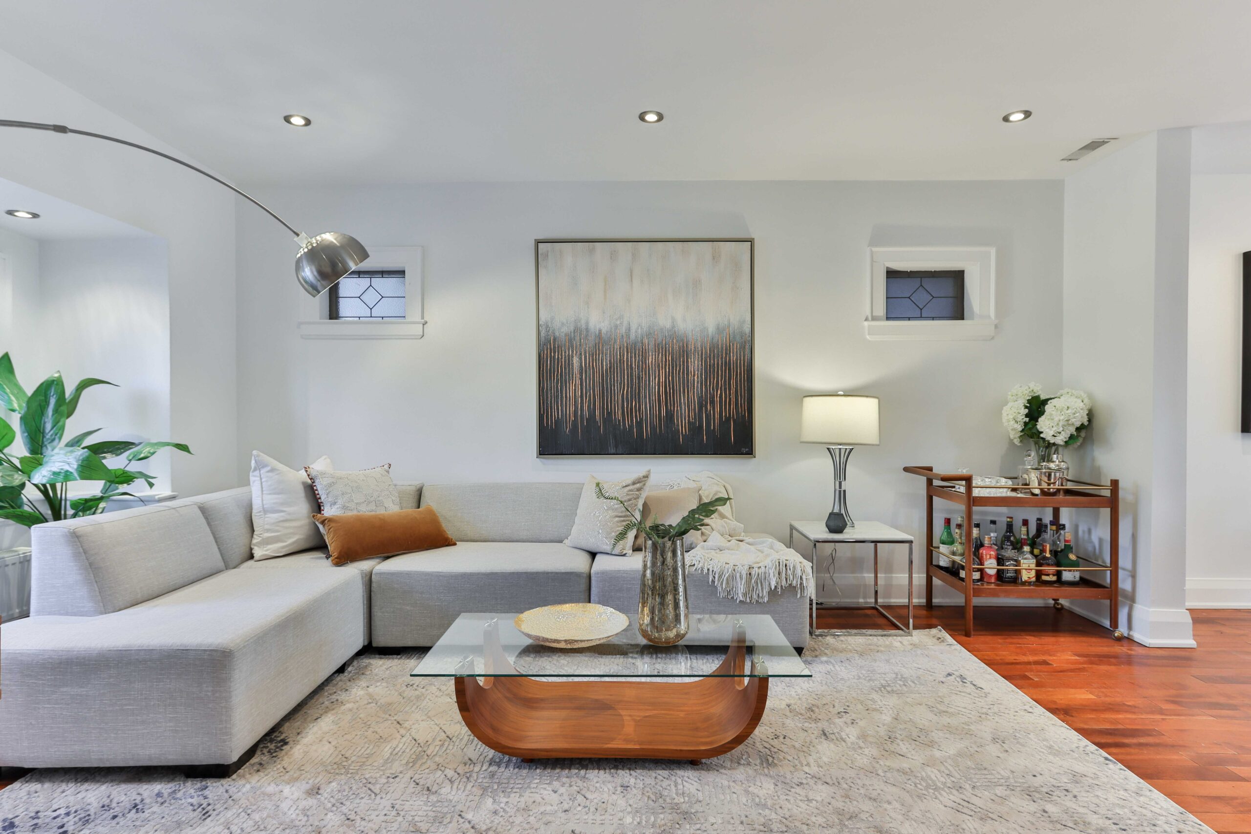 Casa com pé direito duplo moderna - veja dicas de decoração e conheça todos  os ambientes!