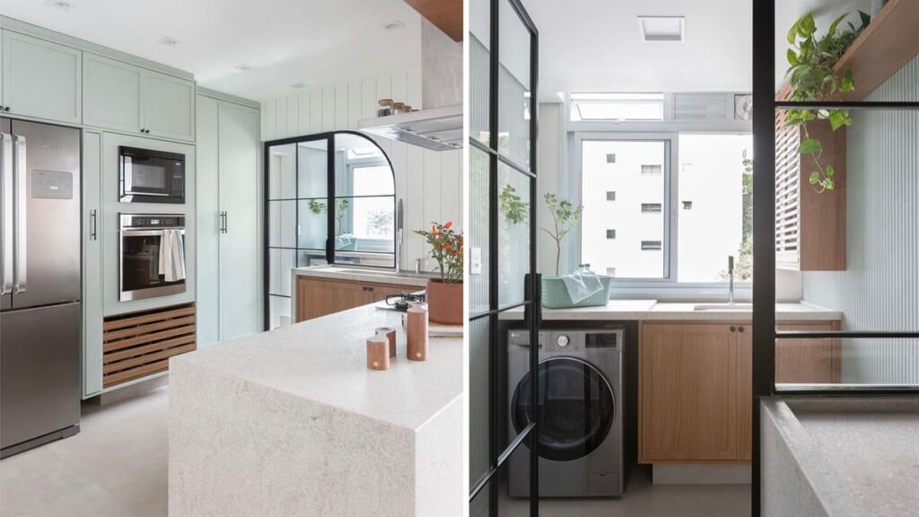 Lavanderia com janelas, pia e lavadora, separada da cozinha, ambas de cores claras, por porta e janela em vidro e metal