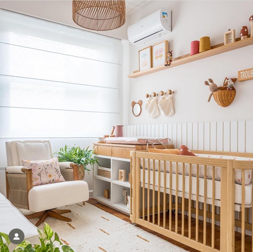 Jogo de quarto de bebê neutro - Projetado pelas arquitetas Maria Emilia Monaco e Mariana Carliini, do CM Studio. Foto: Sambacine/Reprodução/Instagram
