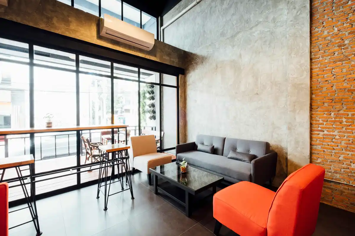 Lounge moderno com sofás cinza e laranja