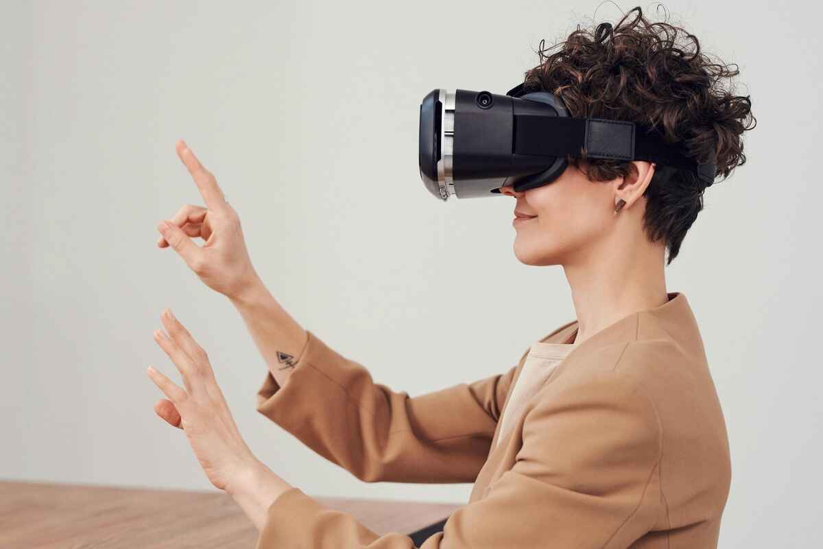 Mulher de perfil utilizando óculos de realidade virtual