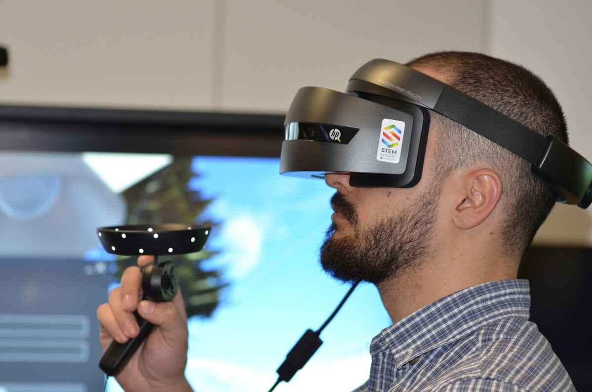 Homem utilizando óculos de realidade virtual no mercado imobiliário