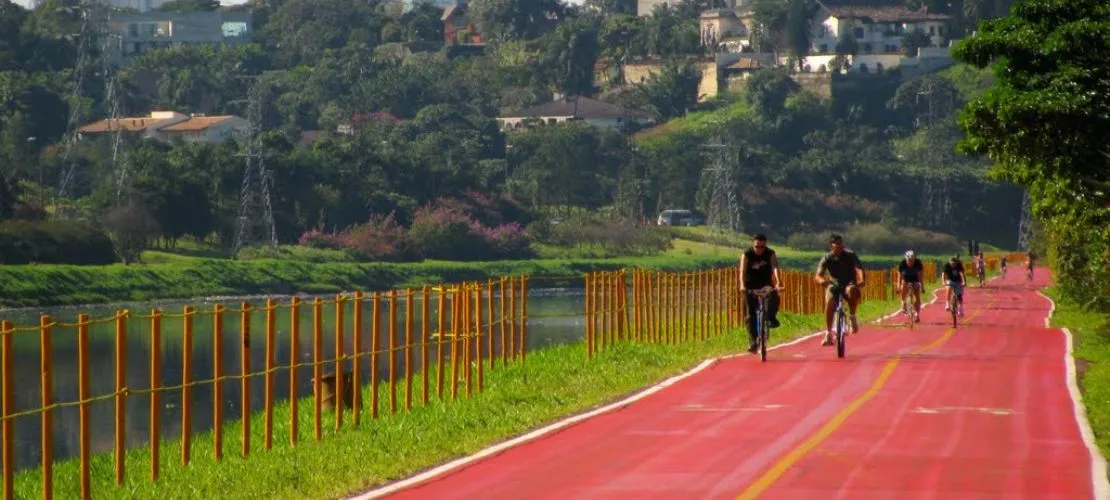 Pessoas andando de bicicleta em Pinheiros